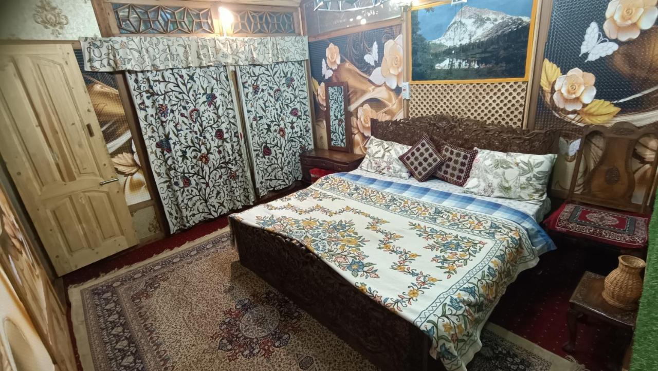 Heritage Geneva House Boat Srinagar  Bagian luar foto