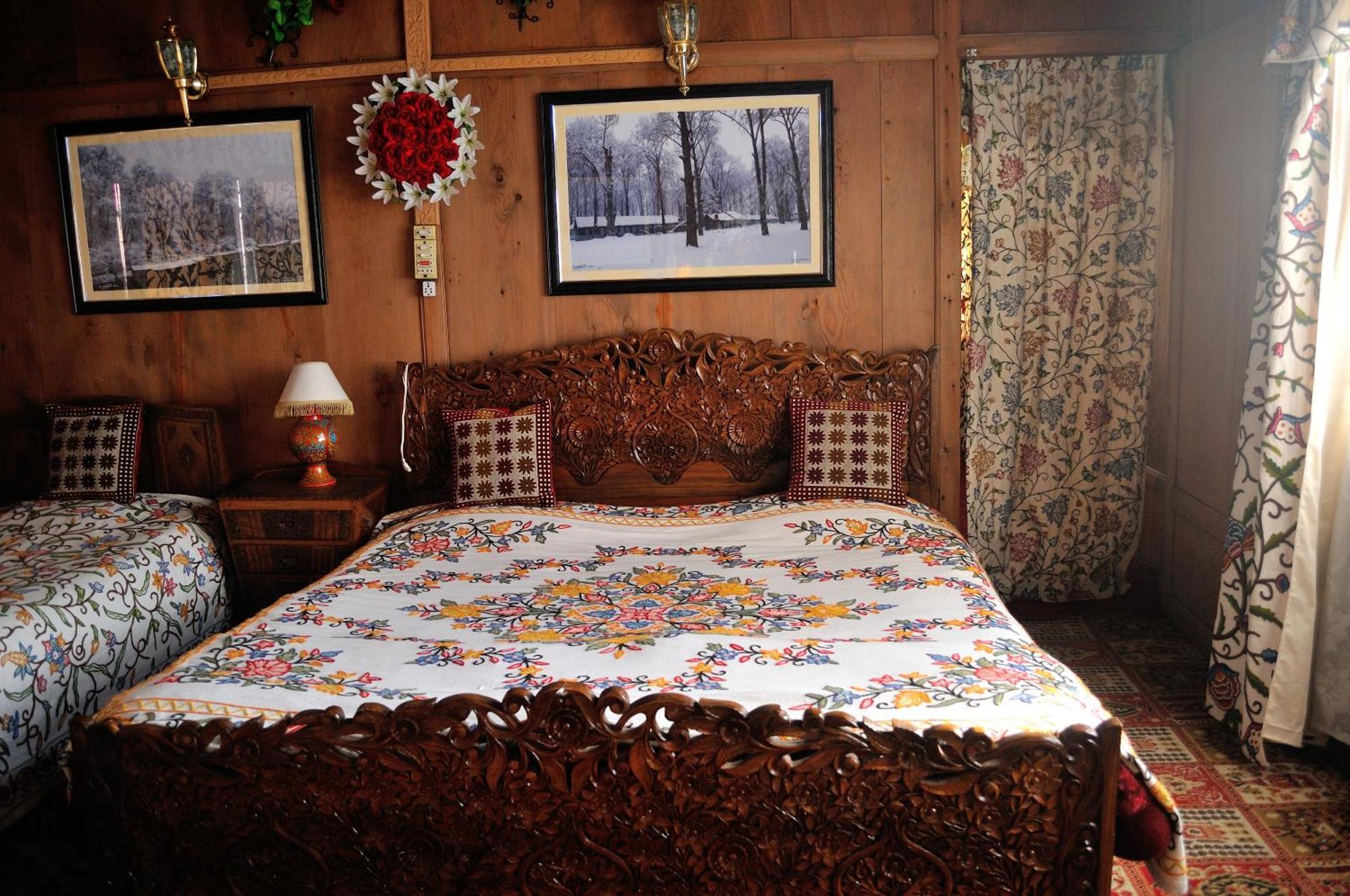 Heritage Geneva House Boat Srinagar  Bagian luar foto