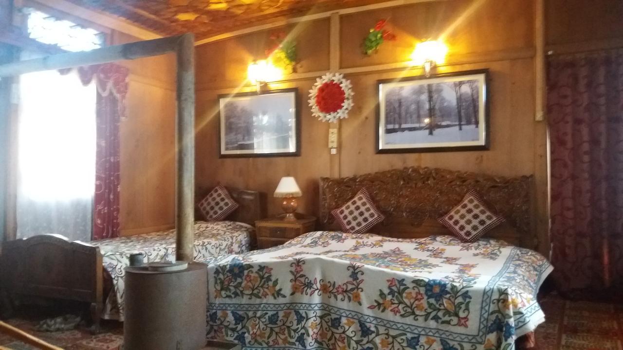 Heritage Geneva House Boat Srinagar  Bagian luar foto