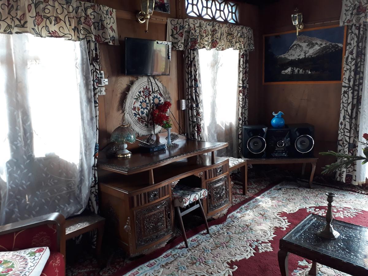 Heritage Geneva House Boat Srinagar  Bagian luar foto