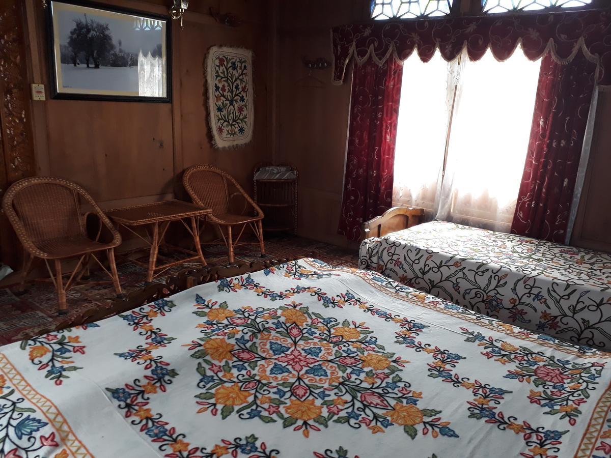 Heritage Geneva House Boat Srinagar  Bagian luar foto
