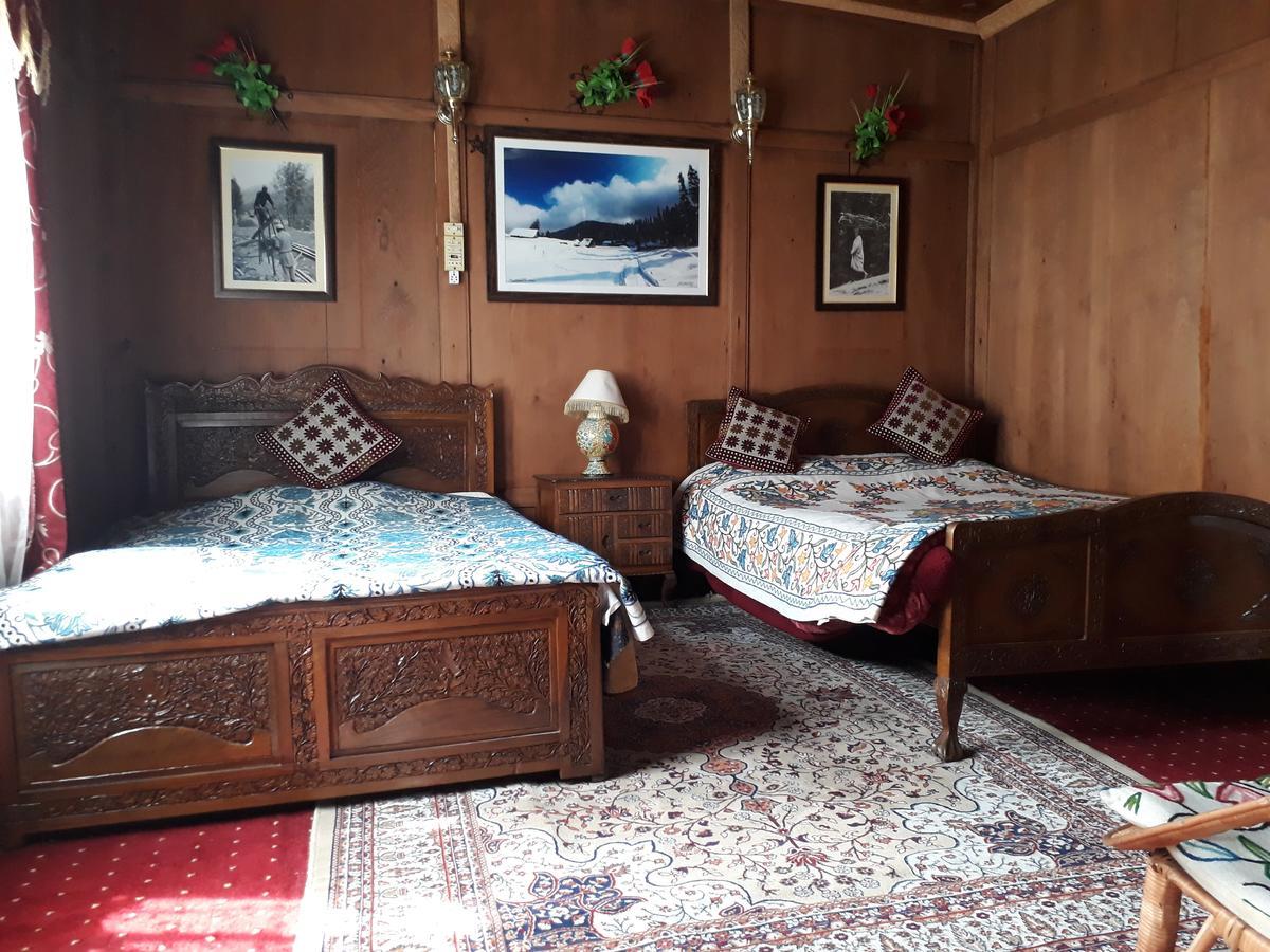 Heritage Geneva House Boat Srinagar  Bagian luar foto