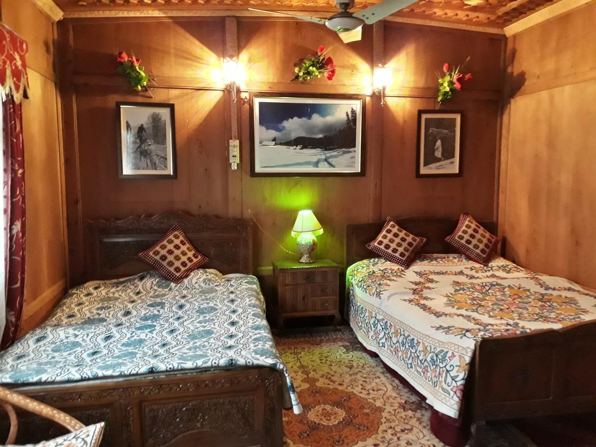 Heritage Geneva House Boat Srinagar  Bagian luar foto