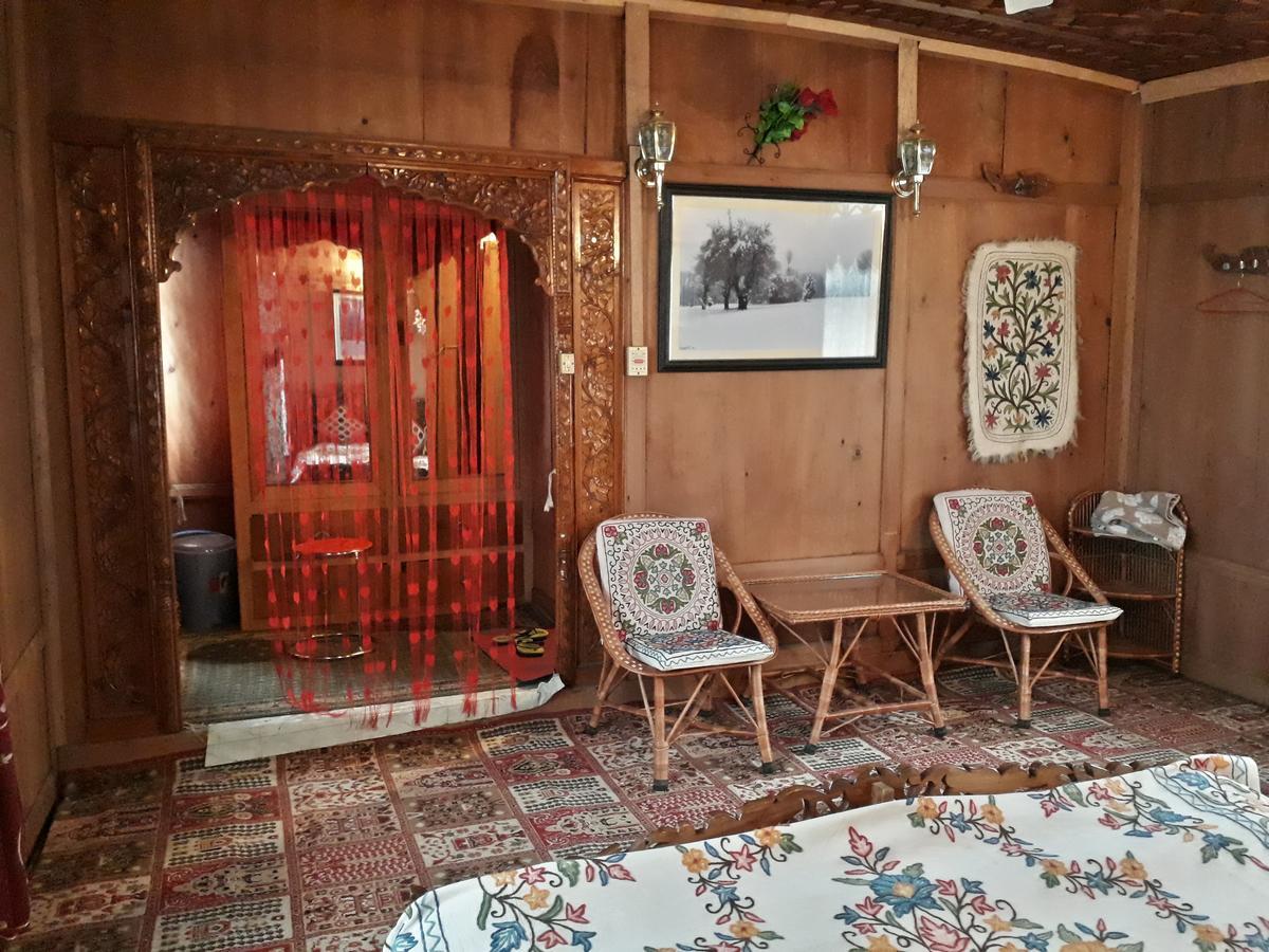 Heritage Geneva House Boat Srinagar  Bagian luar foto