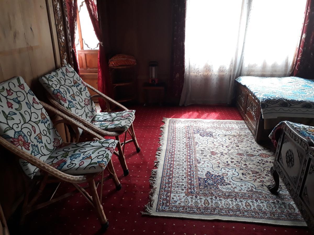 Heritage Geneva House Boat Srinagar  Bagian luar foto