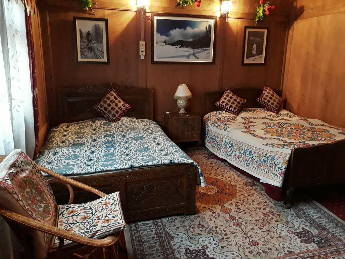 Heritage Geneva House Boat Srinagar  Bagian luar foto