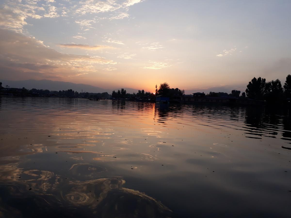 Heritage Geneva House Boat Srinagar  Bagian luar foto