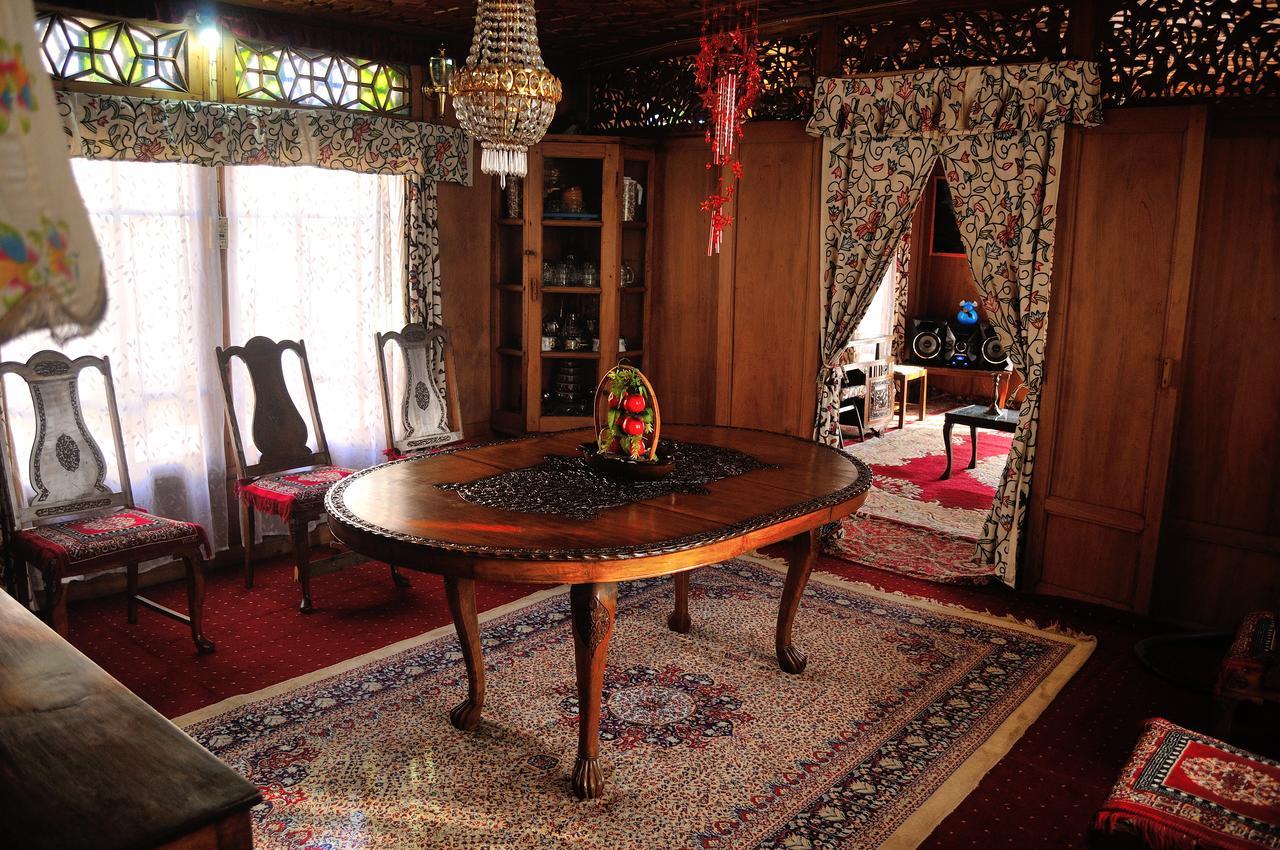 Heritage Geneva House Boat Srinagar  Bagian luar foto