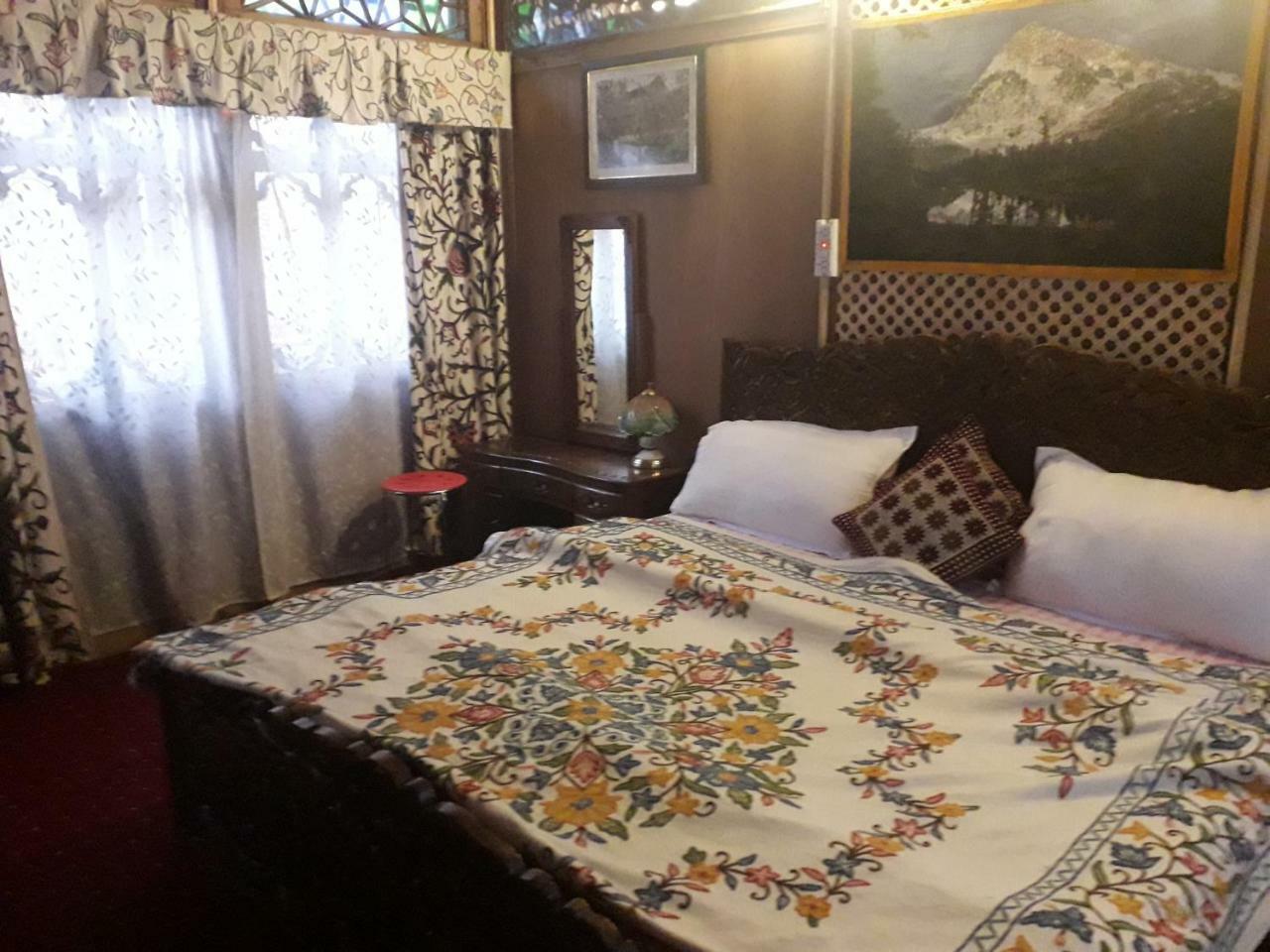 Heritage Geneva House Boat Srinagar  Bagian luar foto
