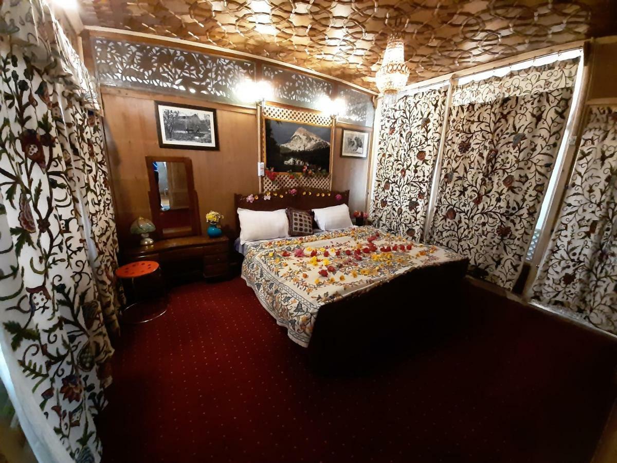 Heritage Geneva House Boat Srinagar  Bagian luar foto