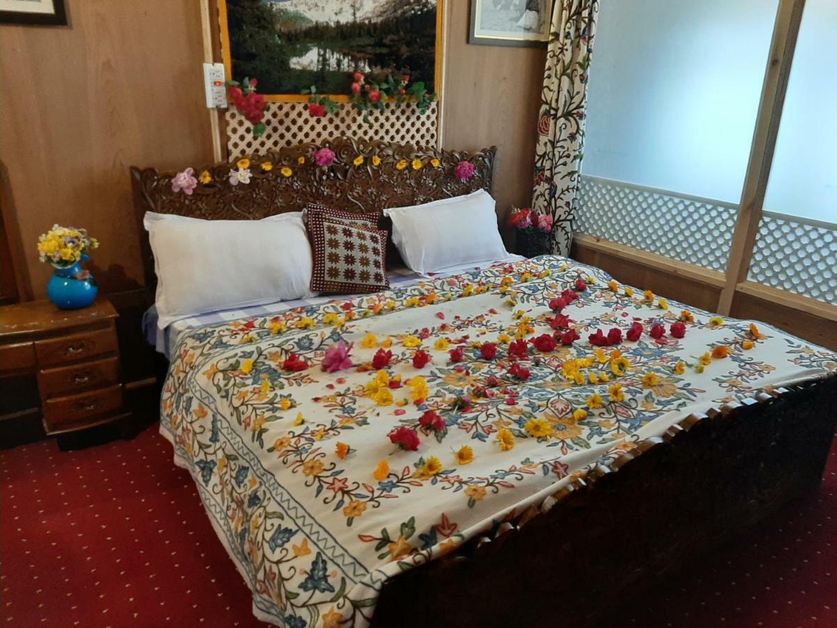 Heritage Geneva House Boat Srinagar  Bagian luar foto