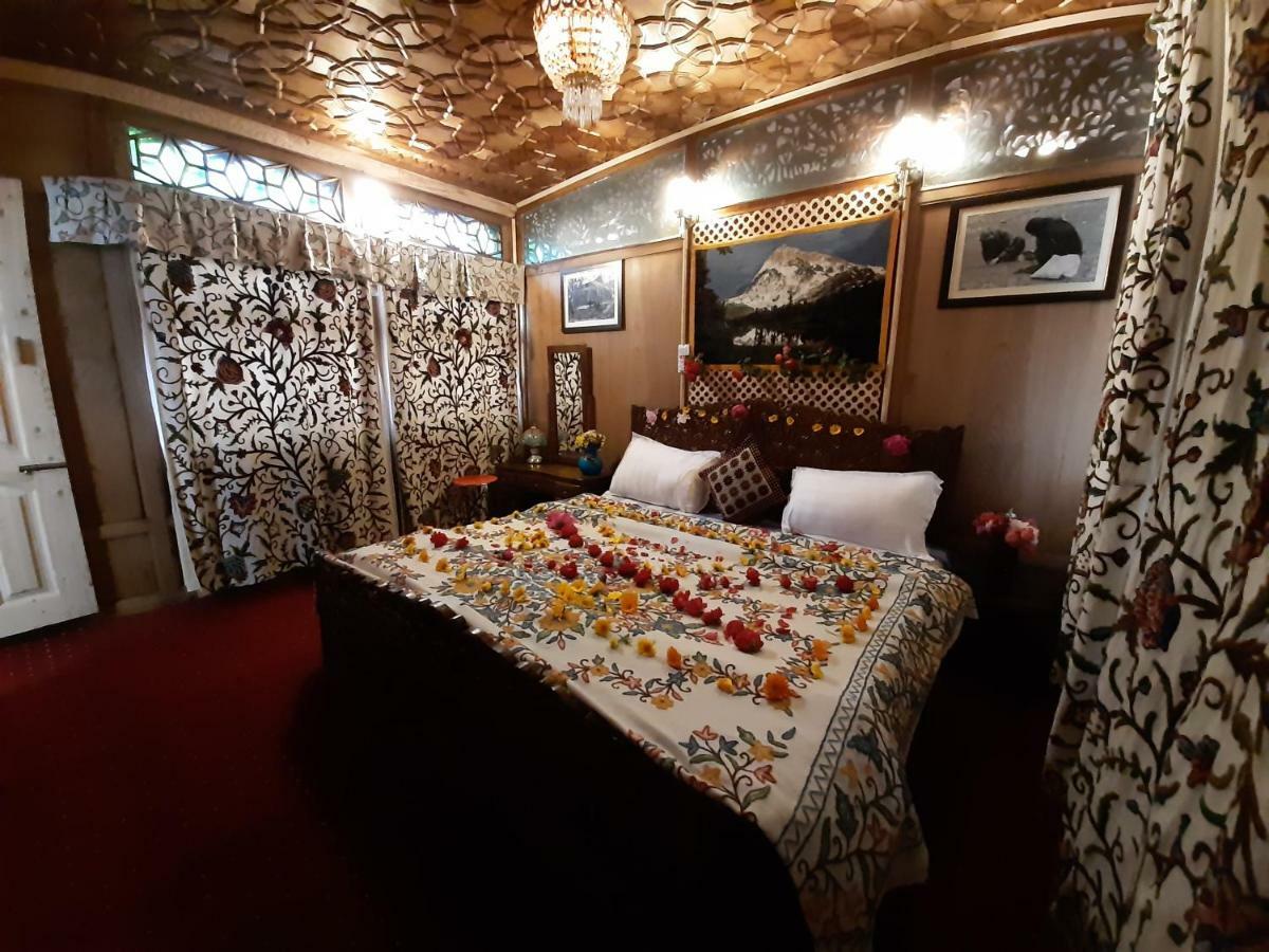 Heritage Geneva House Boat Srinagar  Bagian luar foto